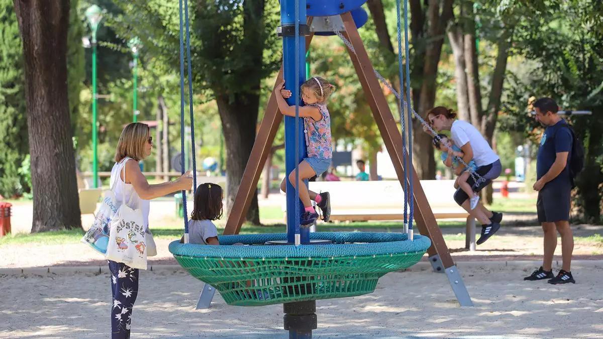 Niños jugando en la Ciudad de los Niños.