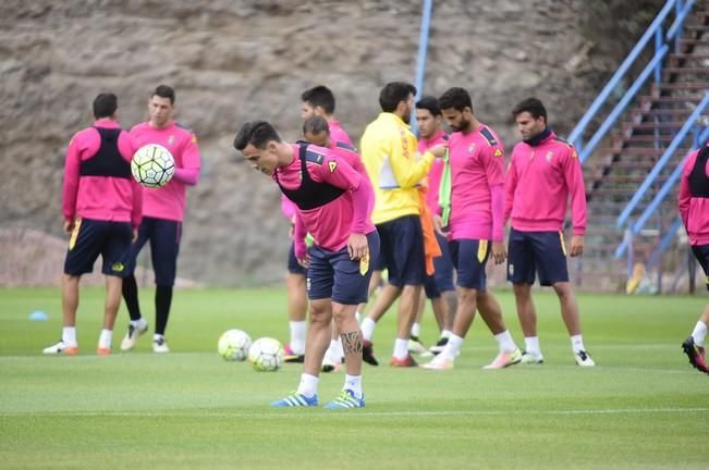 Entrenamiento de la UD Las Palmas en Barranco ...