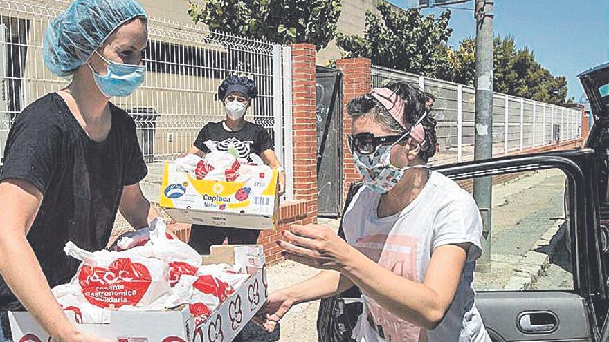 Reparto de menús de Alicante Gastronómica Solidaria. 