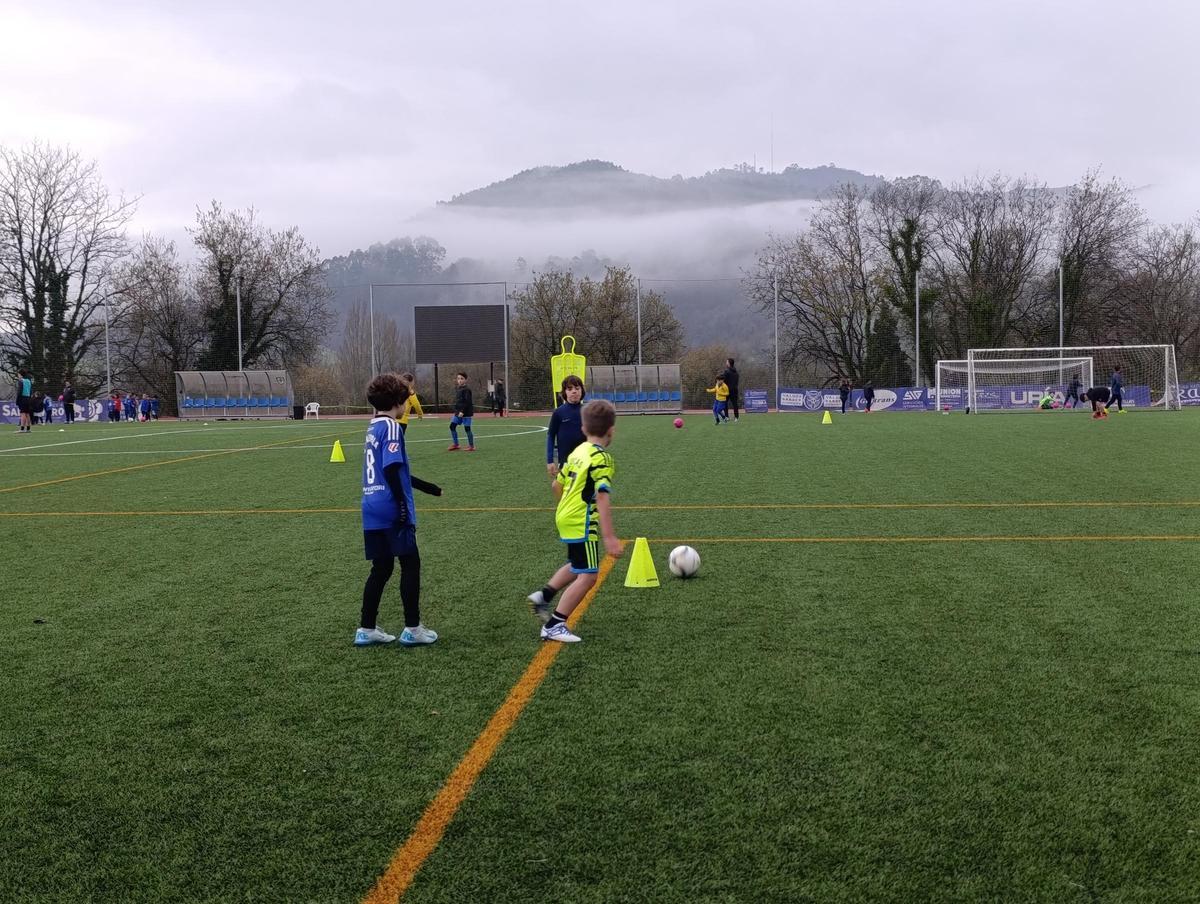 Montse Tomé comparte la Nochebuena con los niños del Atlético de Lugones