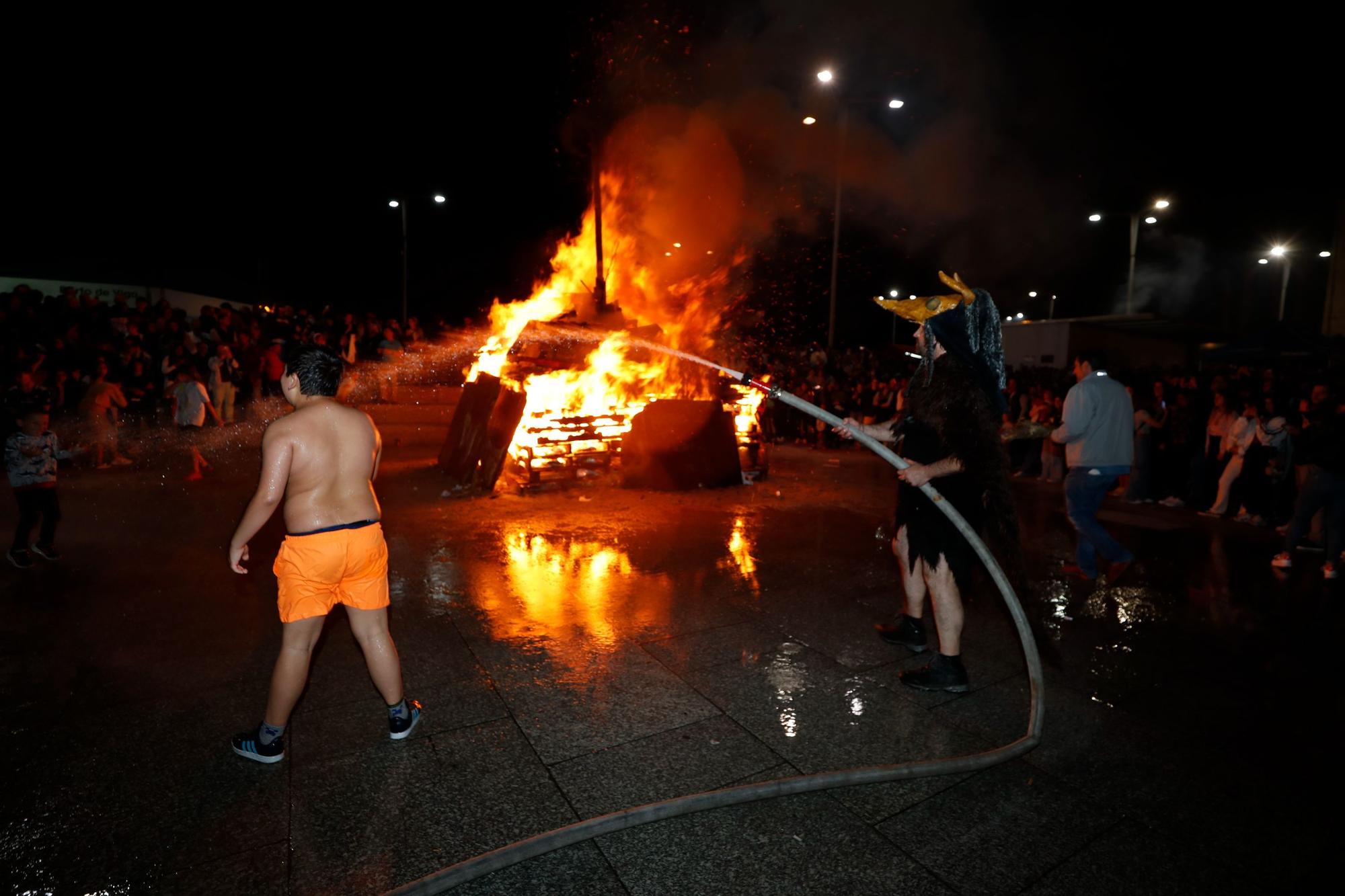 Miles de personas llenaron O Berbés durante la noche