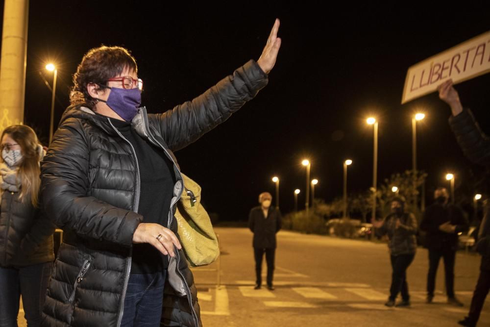 Dolors Bassa en el moment de tornar entrar a la presó