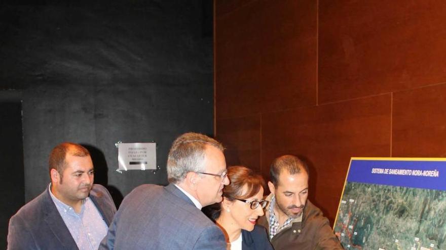 Por la izquierda, Saúl Bastián, Manuel Gutiérrez, Belén Fernández y Ángel García &quot;Cepi&quot;, ayer analizando el proyecto en Lieres.
