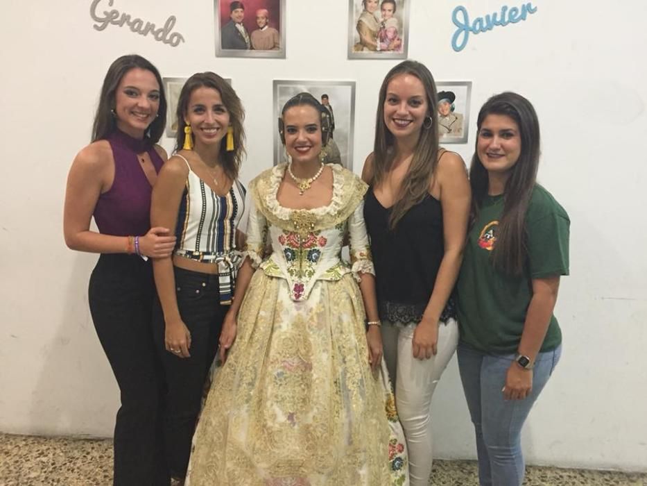 En el casal recibió la visita de su fallera mayor infantil de 2006, Nuria Llopis, y algunas de las (ya no) niñas de la corte.