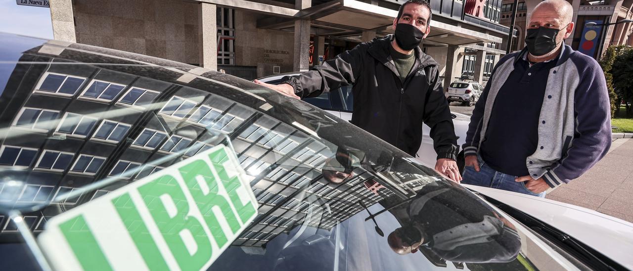 Así son los primeros taxis eléctricos que ya circulan por Oviedo: "Los clientes alucinan"