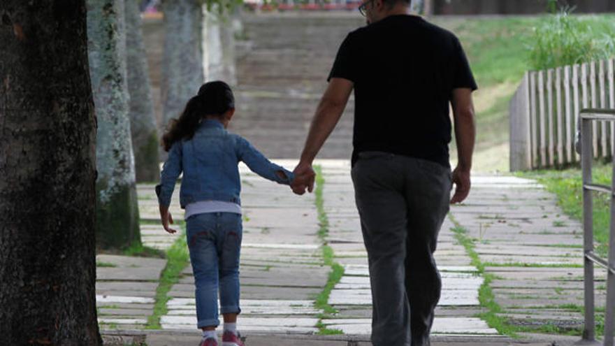 Juan y su hija de 4 años, ayer paseando por Vigo. // R. Grobas