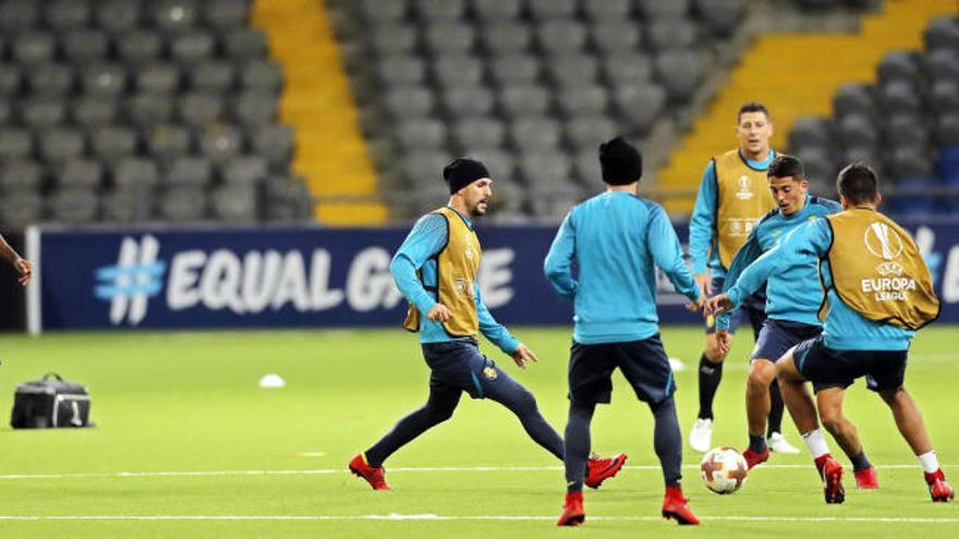 El equipo entrenándose en el escenario del partido.