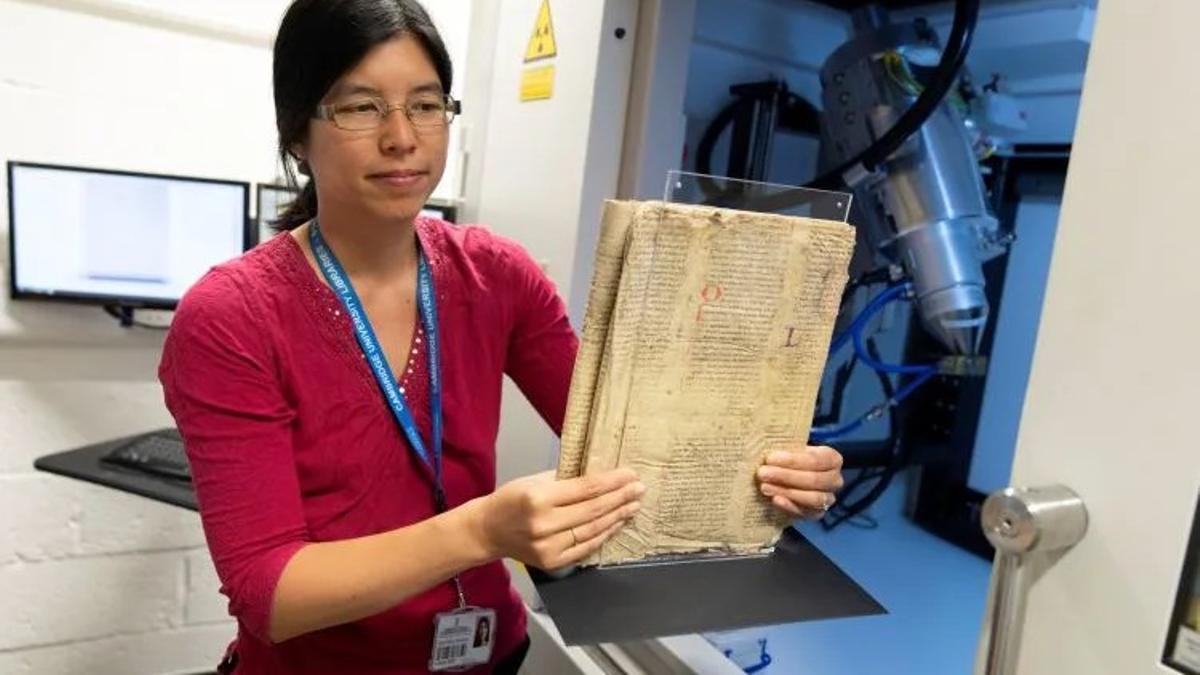 La Dra. Irène Fabry-Tehranchi sostiene el raro manuscrito.