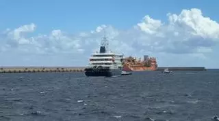 Las fuertes rachas de viento dificultan el desembarque de los pasajeros del crucero 'MV Hondius' en el puerto de Granadilla
