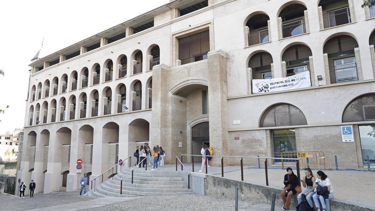L’entrada de la Facultat de Lletres de la Universitat de Girona. | ANIOL RESCLOSA