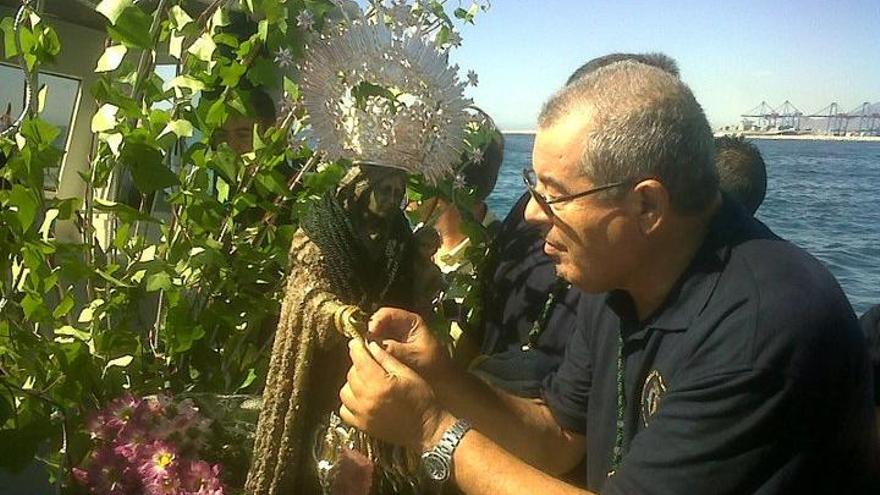 Francisco Cañete, junto a la Virgen del Carmen de los Submarinistas, justo después del rescate de la imagen.