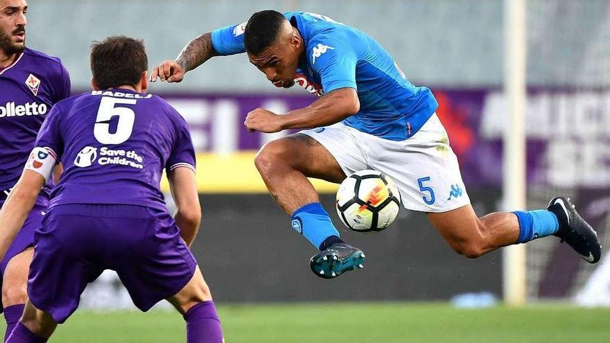 Allan, del Nápoles, trata de controlar el balón en el partido de ayer disputado ante la Fiorentina. // Alberto Pizzoli
