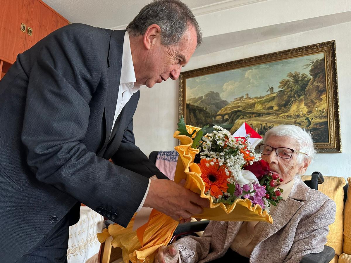 Pie de foto: Abel Caballero felicita a Marina Otero Gago por su 101 cumpleaños y le entrega un ramo de flores.
