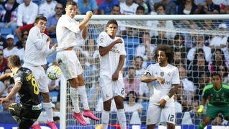 Benzama dóna la victòria al Reial Madrid davant un valent Granada