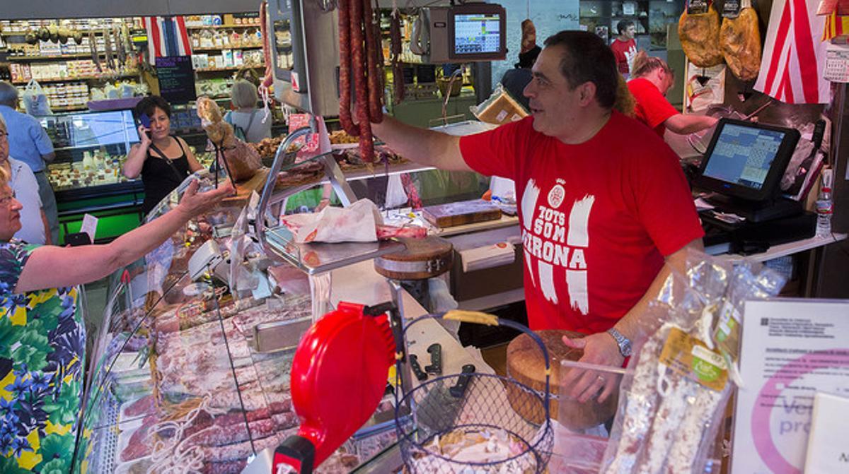 Comerciants del mercat del Lleó atenen amb samarretes d’ànim. Comerciants del mercat del Lleó atenen amb samarretes d’ànim.