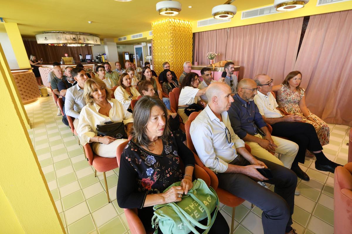 Los asistentes atienden a las valoraciones durante la asamblea