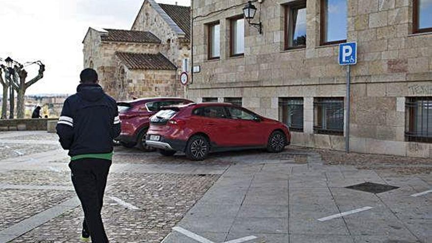 Aparcamientos de minusválidos en la plaza de Claudio Moyano.