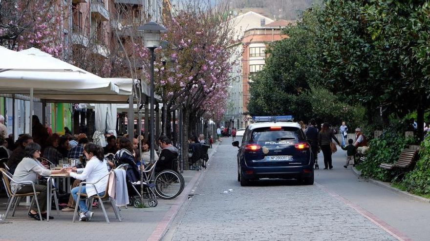 Patrulla de la Policía Nacional en Mieres