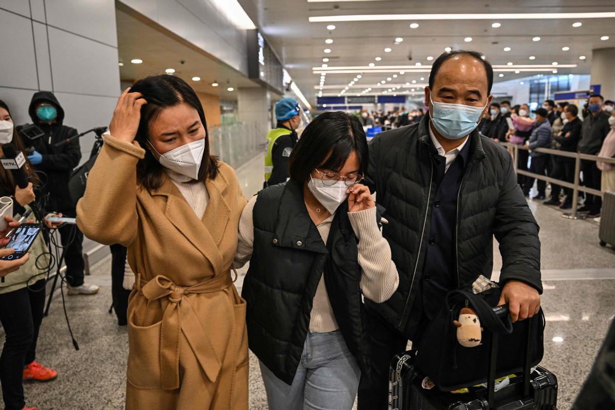 Emoción  al salir del área de llegada de vuelos internacionales en el Aeropuerto Internacional de Shanghai Pudong y encontrase con su familia.