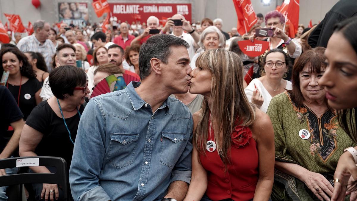 Pedro Sánchez y su mujer Begoña Gómez en un acto electoral de las pasadas elecciones.