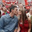 Pedro Sánchez y su mujer Begoña Gómez en un acto electoral de las pasadas elecciones.