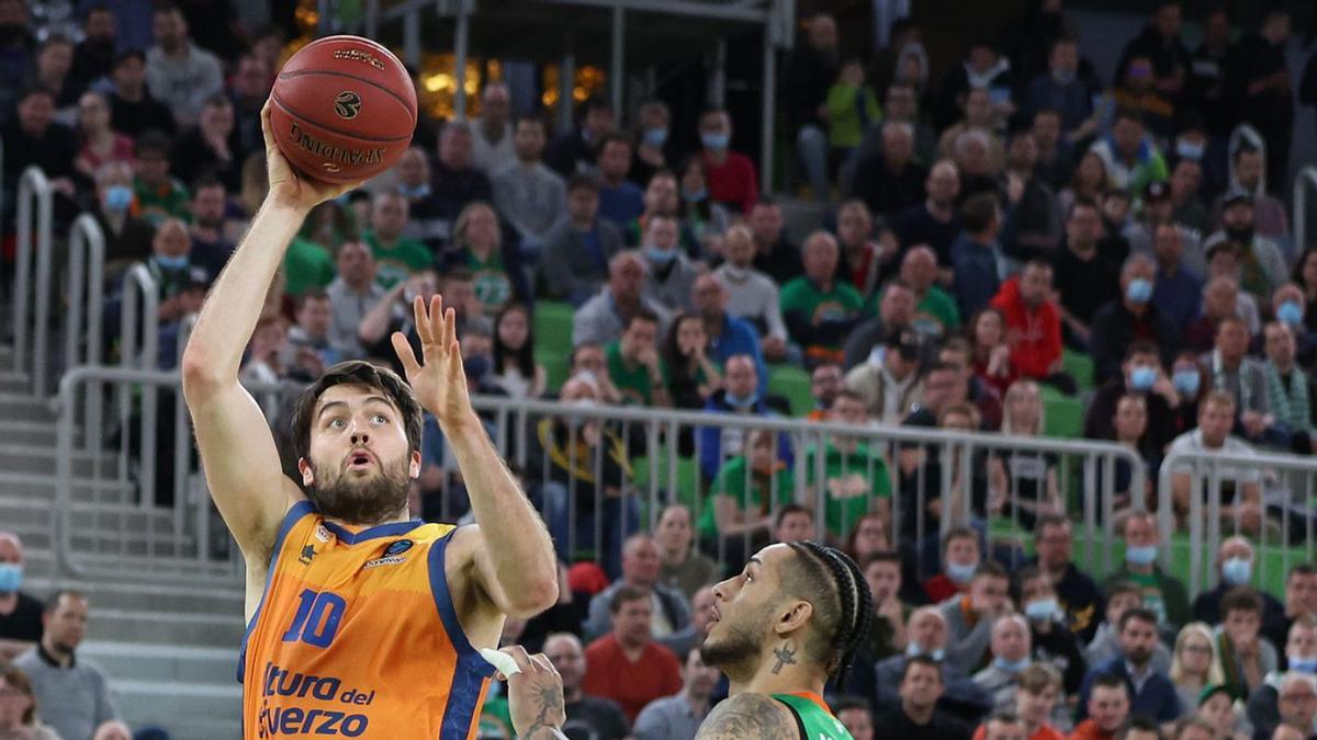 Mike Tobey no pudo acabar el partido en Liubliana tras cometer cinco faltas. | ALES FEVZER | CEDEVITA OLIMPIJA