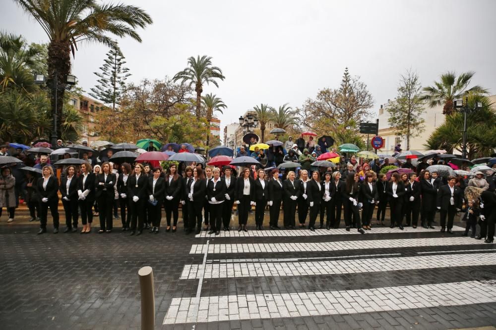 Pese a la fina lluvia que caía a primera hora de la mañana la procesión de Domingo de Resurección pudo celebrar el tradicional Encuentro en las cuatro esquinas