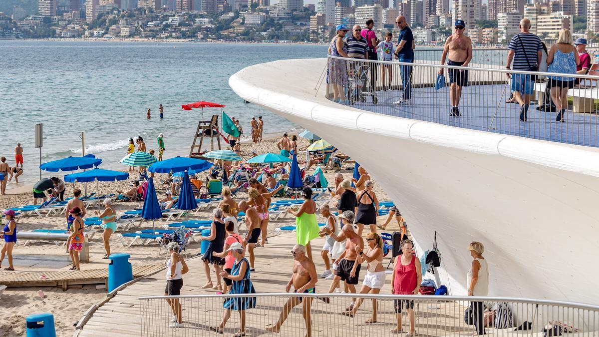 Jubilados en una playa de Benidorm.