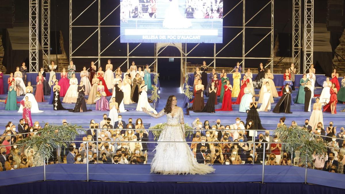 Las 79 aspirantes a Bellea del Foc desfilan en la Gala de Candidatas tras un año de espera