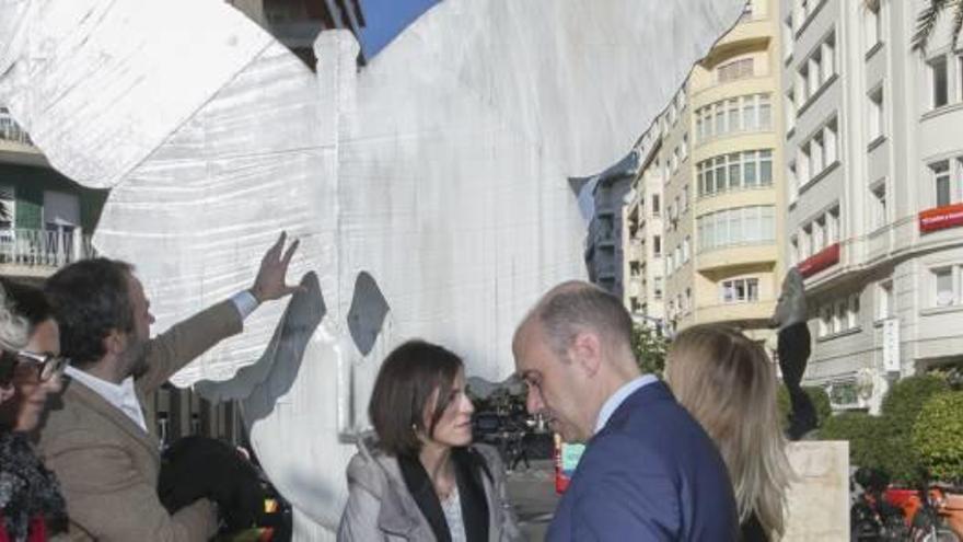 La escultura «La Mariposa» estará tres meses en la Explanada, a la altura del cruce con la Rambla, gracias a la Fundación Hortensia Herrero. El alcalde la inauguró ayer.