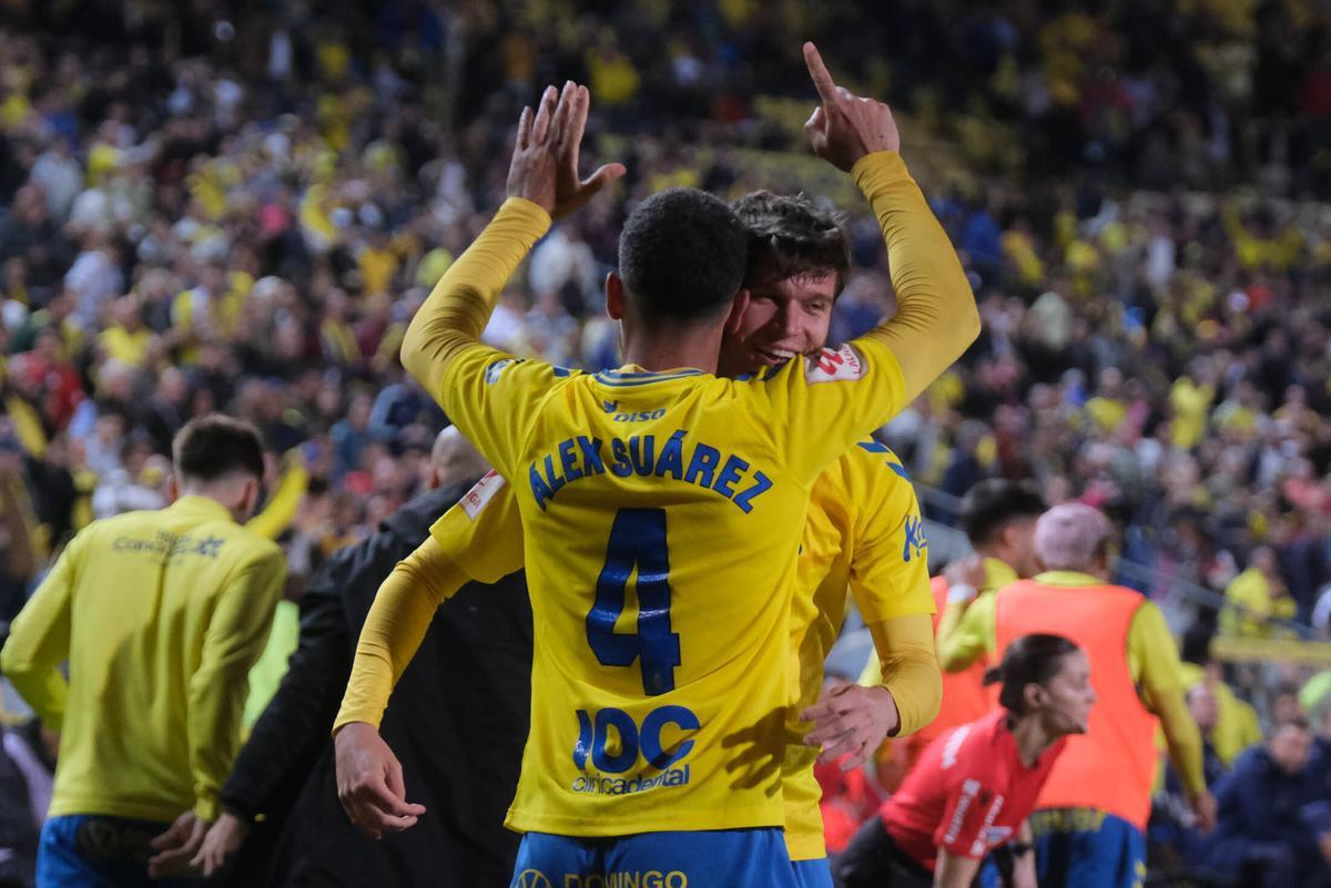 Álex Sua´rez celebra con Marc Cardona su gol al Valencia.