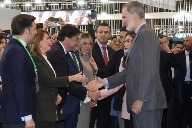 Los Reyes se detienen en el estand de la Comunidad Valenciana en Fitur