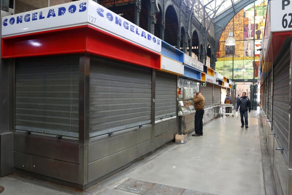 Pasan los días de confinamiento y la situación de la ciudad sigue siendo desértica. La siempre frecuentada calle Larios, la Alameda, principal vía de tráfico tanto privado como público del centro de la ciudad, y el bullicioso mercado de Atarazanas presentan durante el estado de alarma provocado por la pandemia de coronavirus una imagen inusual, acentuada por la persistente lluvia de esta semana.