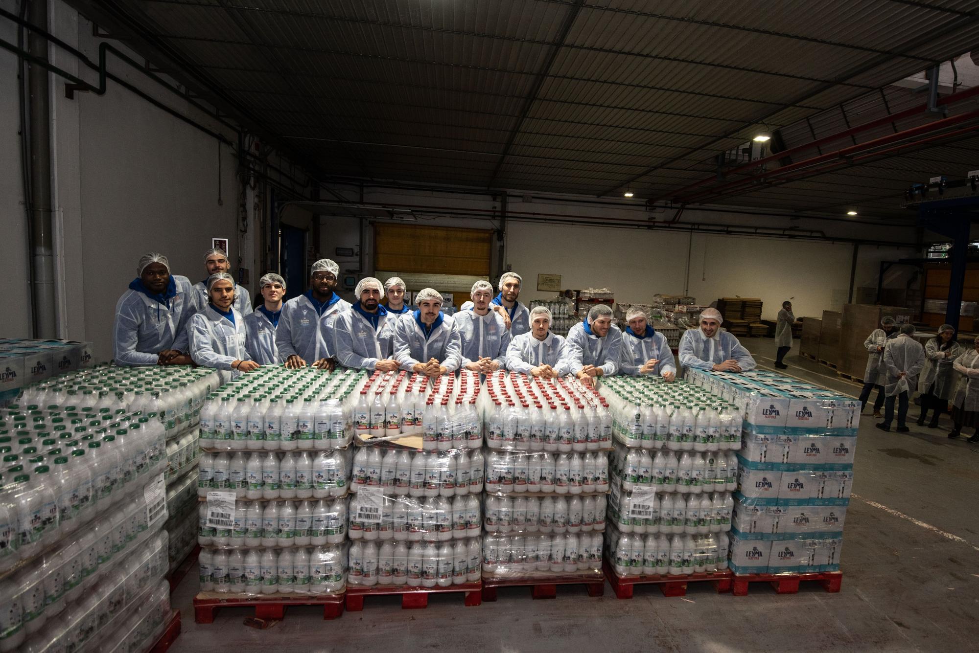 Los jugadores del Básquet Coruña visitan la fábrica de Leyma