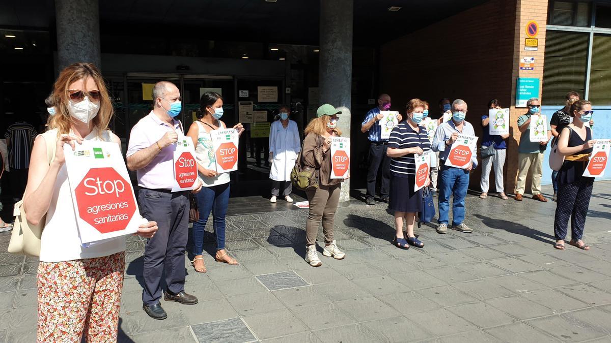 Concentración de profesionales médicos y de enfermería ante el centro de salud José Ramón Muñoz de Zaragoza tras una agresión el pasado año