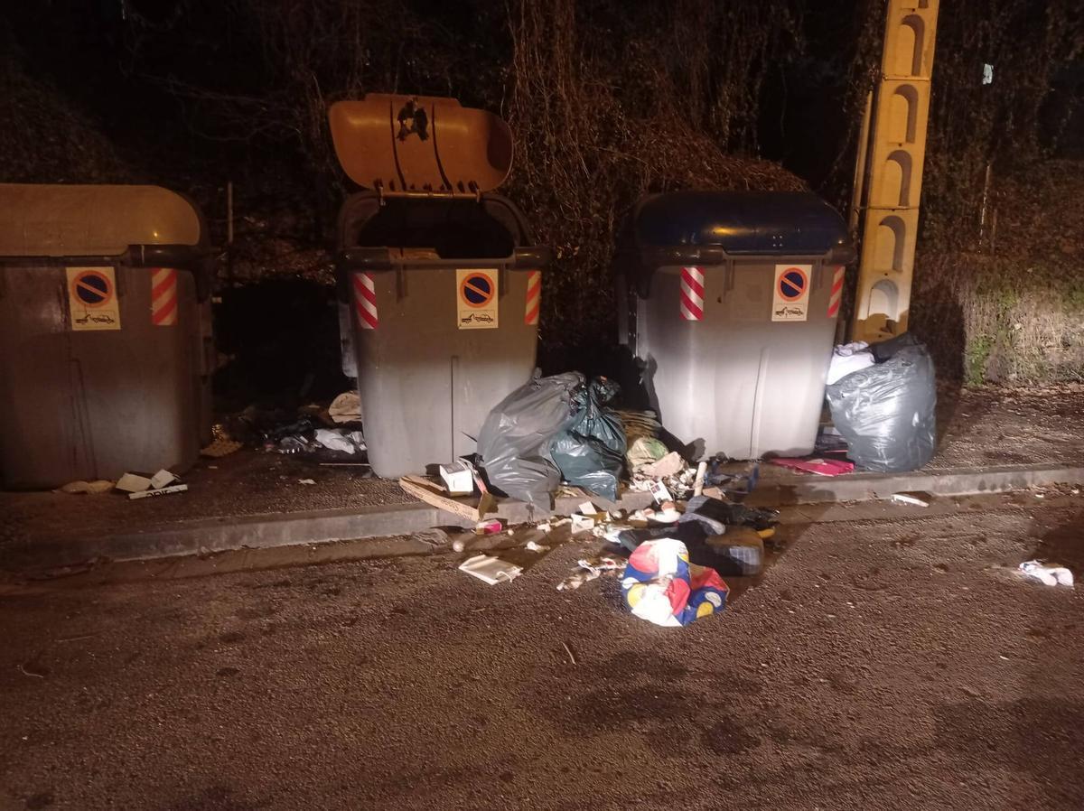 Escombraries fora dels contenidors al barri de Mas Ramada.