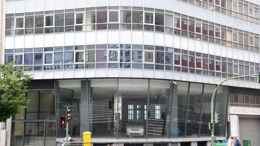 Exterior del edificio Citröen, en el cruce de la ronda de Outeiro con la avenida de Oza. |   // CARLOS PARDELLAS