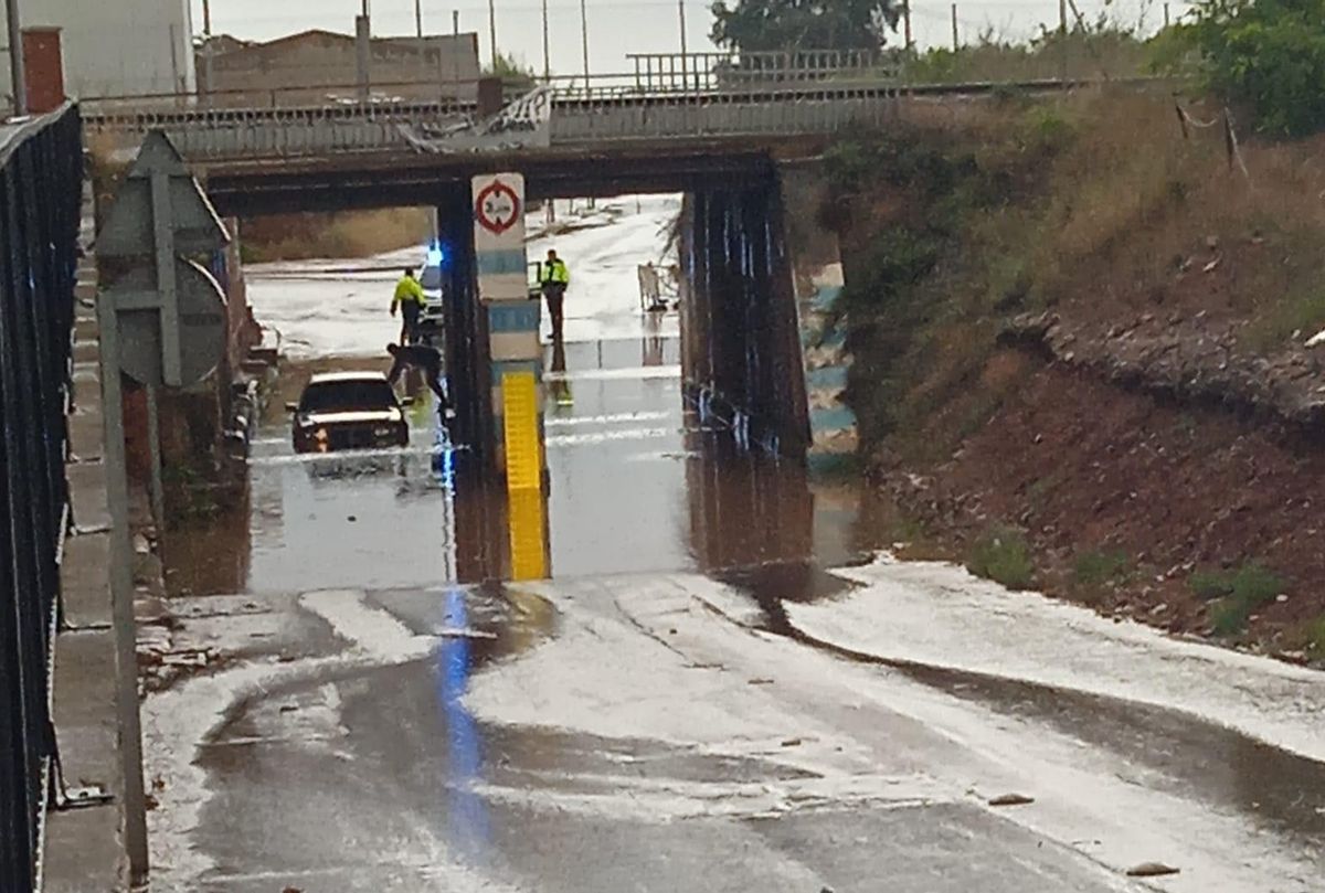 La Policía Local de Nules auxilia a un conductor atrapado por el agua.