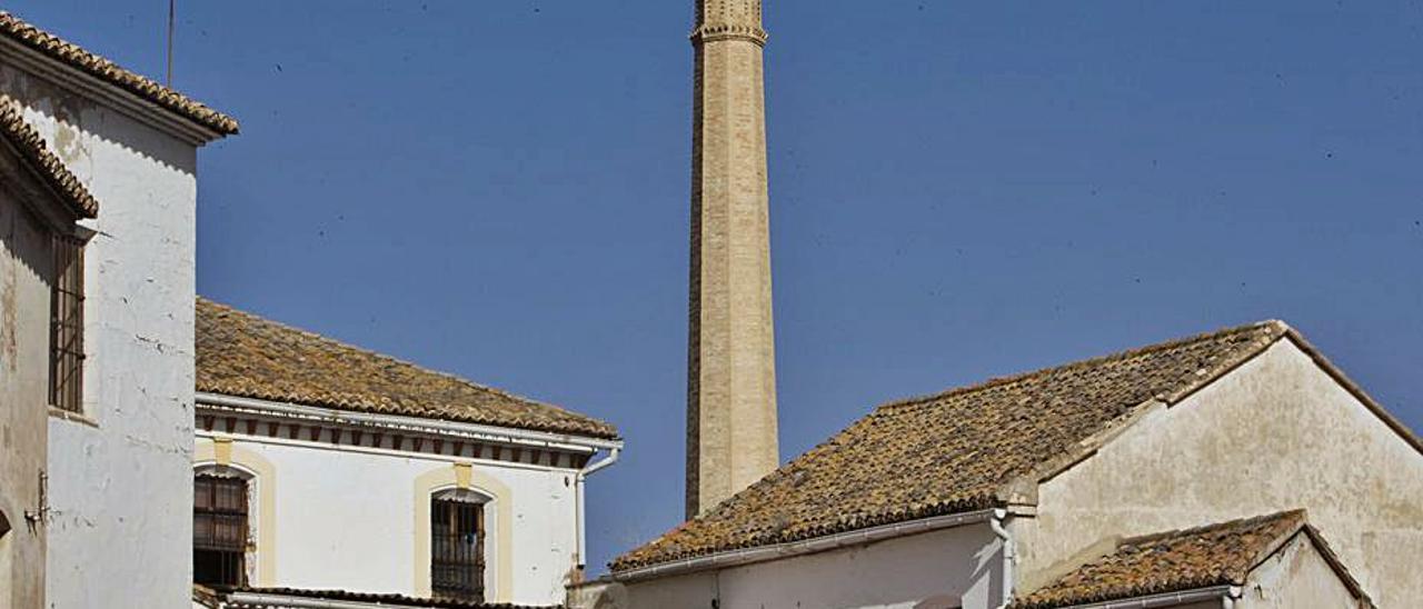 Vista de la chimenea del Molí Vell, en una foto de archivo | PERALES IBORRA