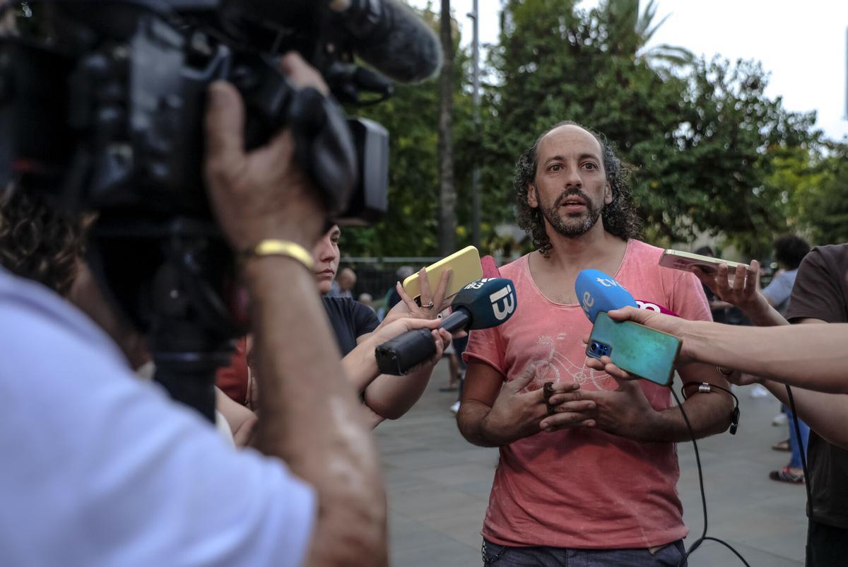 Activistas por la vivienda se reúnen en la plaza de España de Palma y descartan una acampada "si no sirve para avanzar"