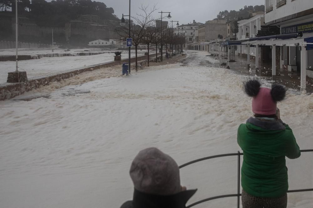 El temporal omple d'escuma de mar carrers de Tossa de Mar
