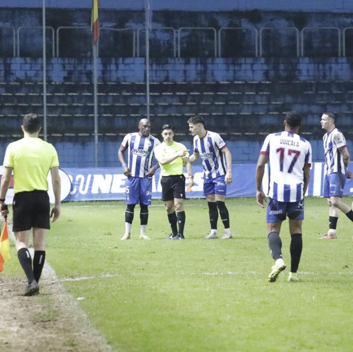 Víctor Broncano habla con Babin y Ricardo Grigore. | MARA VILLAMUZA