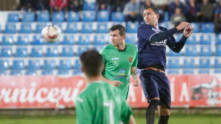 Espolita despeja el balón en el choque ante el Llanes de la primera vuelta.