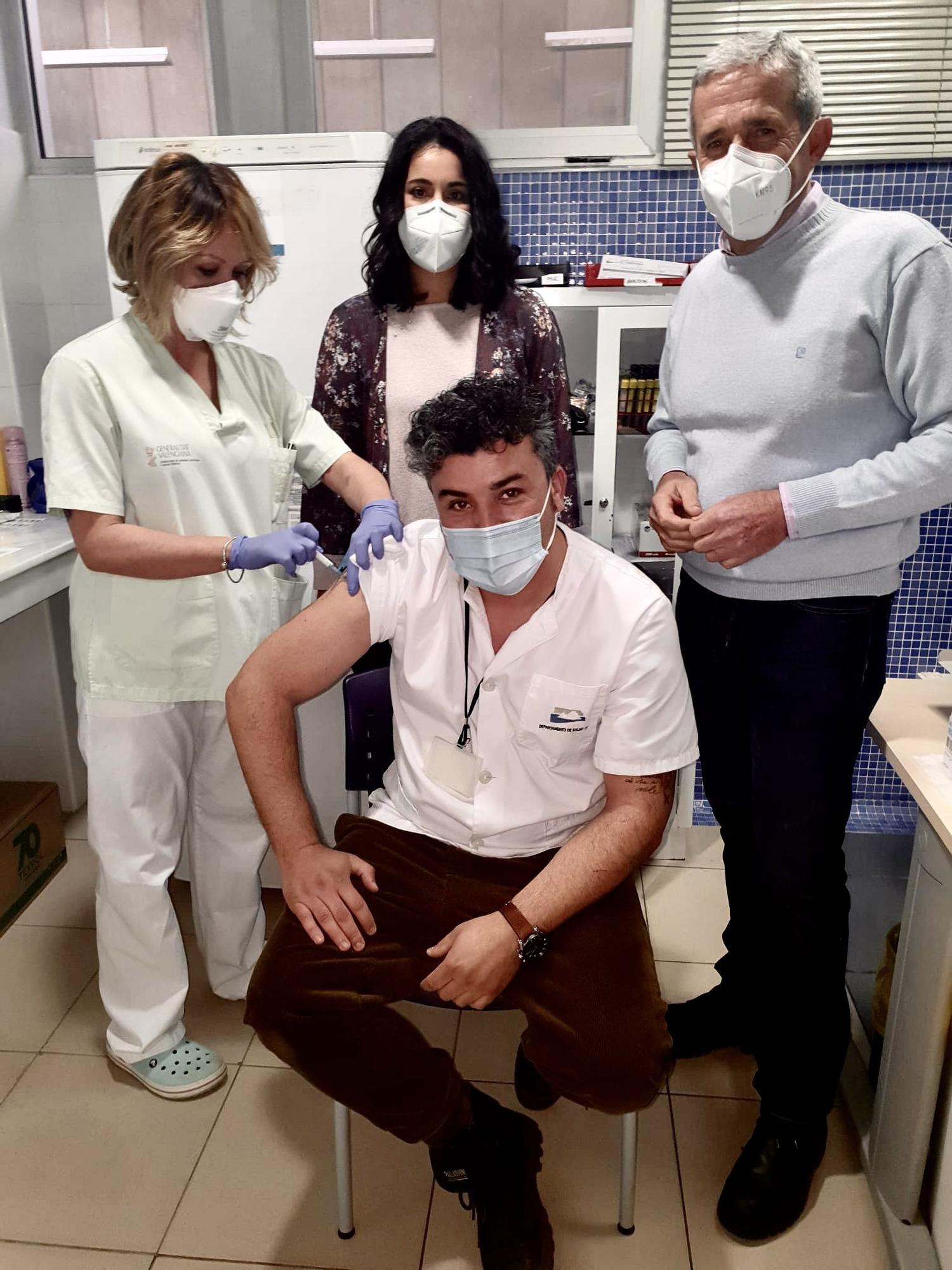 Primer sanitario vacunado en Pilar de la Horadada, junto al alcalde del municipio.