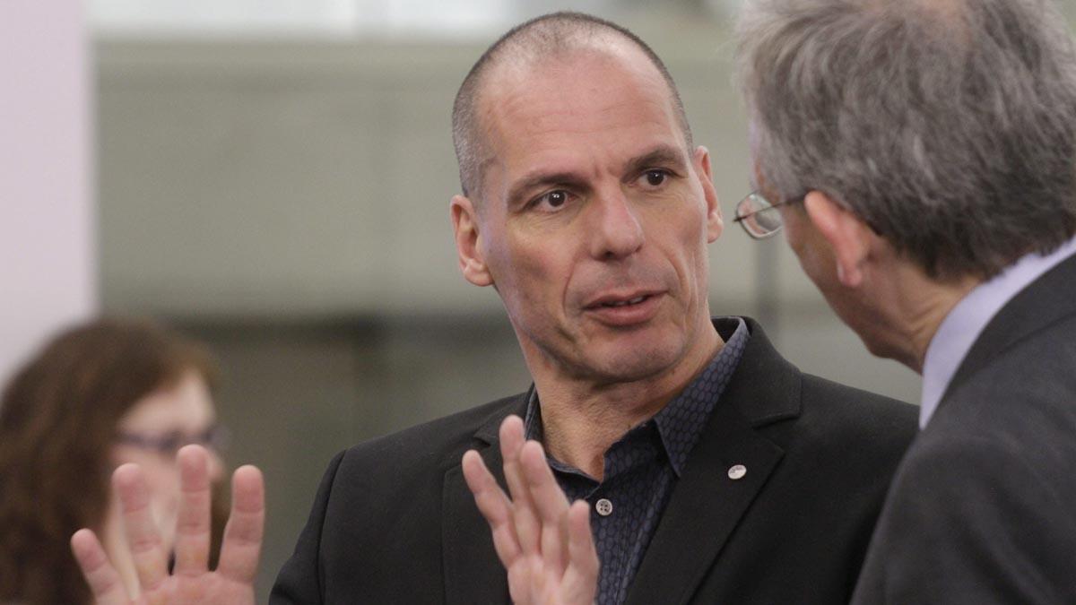 Uns encaputxats apallissen l’exministre grec Varoufakis