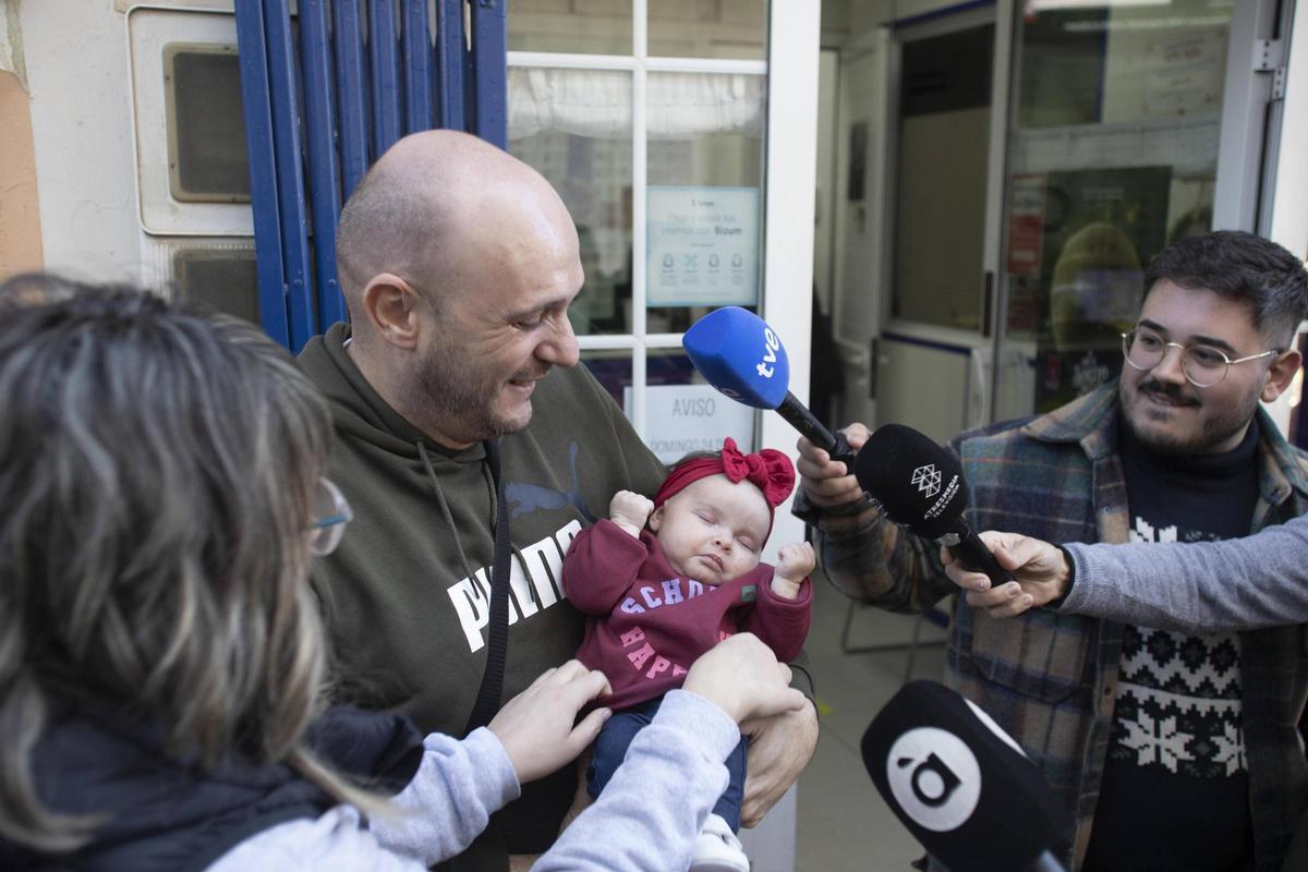 El padre feliz con la hija que nació con algo más que un pan bajo el brazo