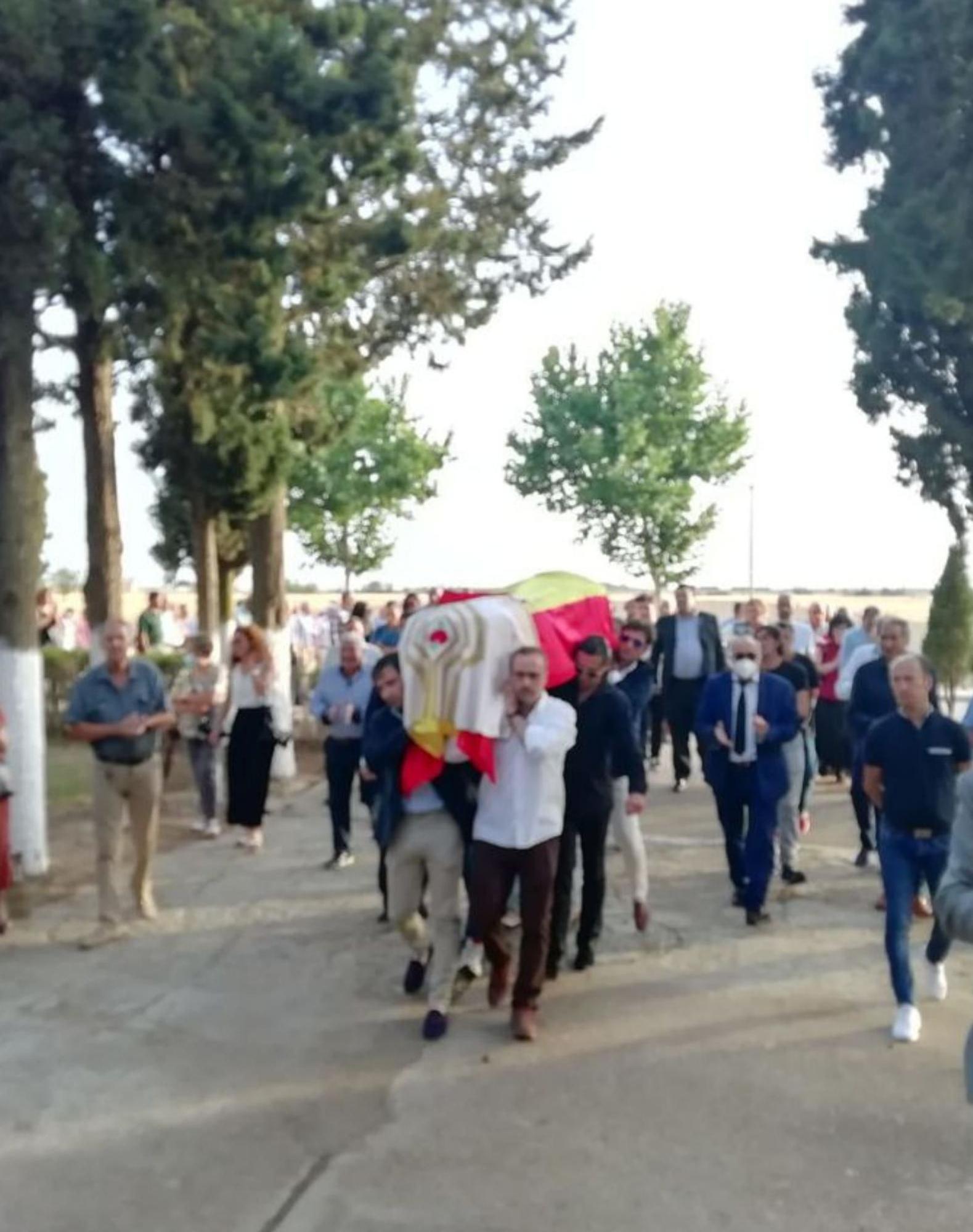 Amigos de Vázquez se dirigen al cementerio para dar sepultura al féretro.