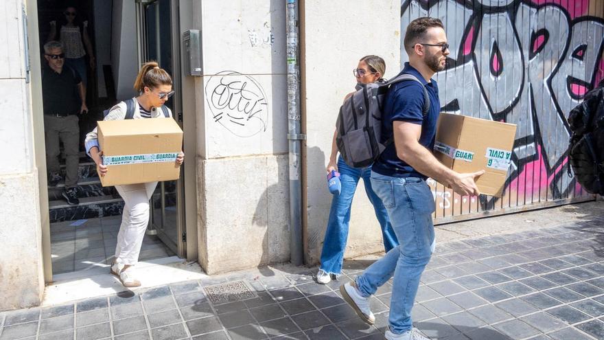 La salida de la UCO y de la abogada de Ábalos tras el registro de la vivienda del exministro