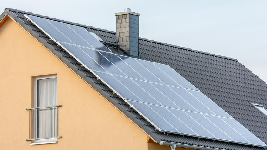 Placas solares en los tejados para producir energía renovable.