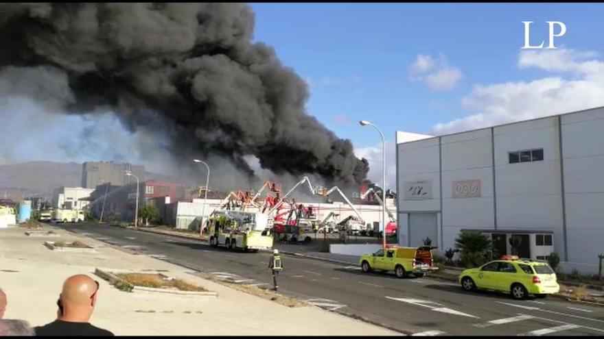 Incendio en una planta recuperadora de metal en Agüimes